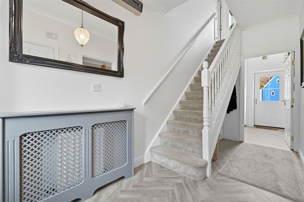 Property photo 2 of 20 Entrance Hall