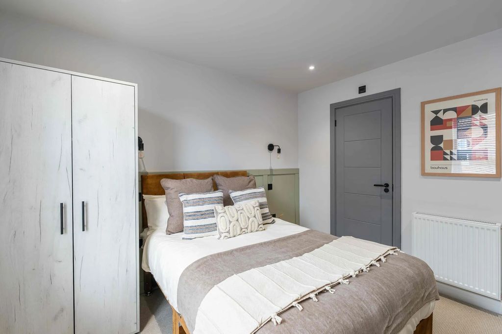 Property photo 2 of 37 A Beautifully Decorated Double Bedroom Featuring N...