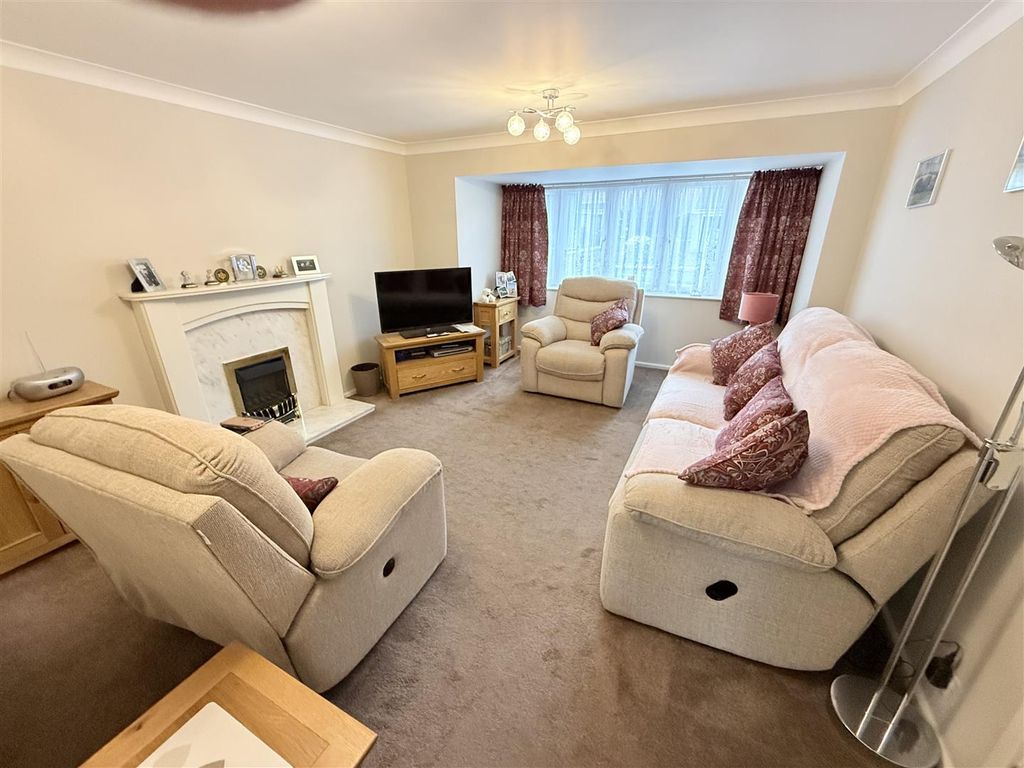 Property photo 3 of 11 Lounge