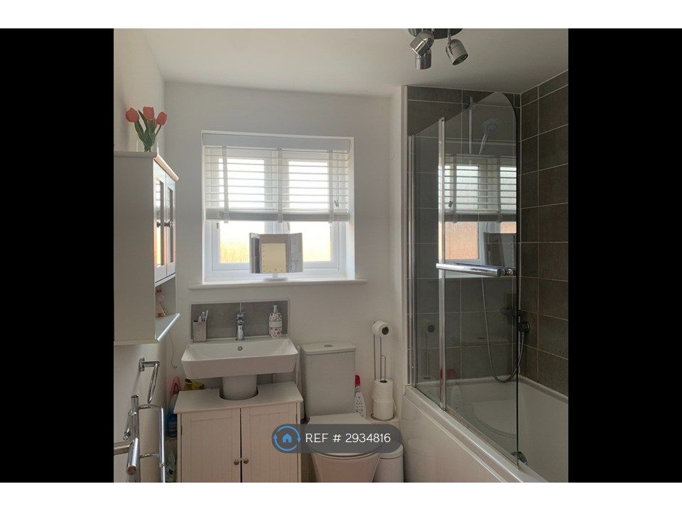 Property photo 3 of 11 Modern & Clean Shared Bathroom