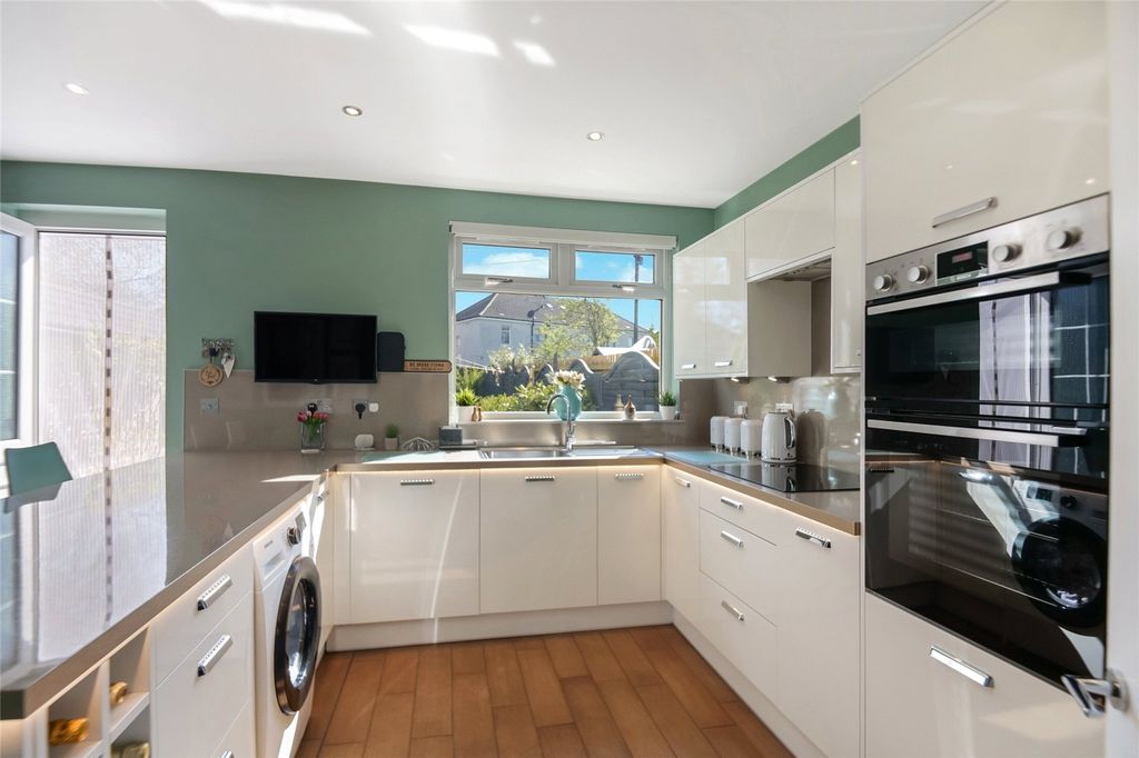 Property photo 3 of 20 Kitchen