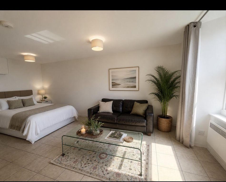 Property photo 1 of 5 Bed / Living