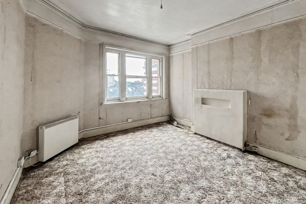 Property photo 2 of 17 68 Albert Palace Mansions, Lurline Gardens, London, Sw11 4Dq