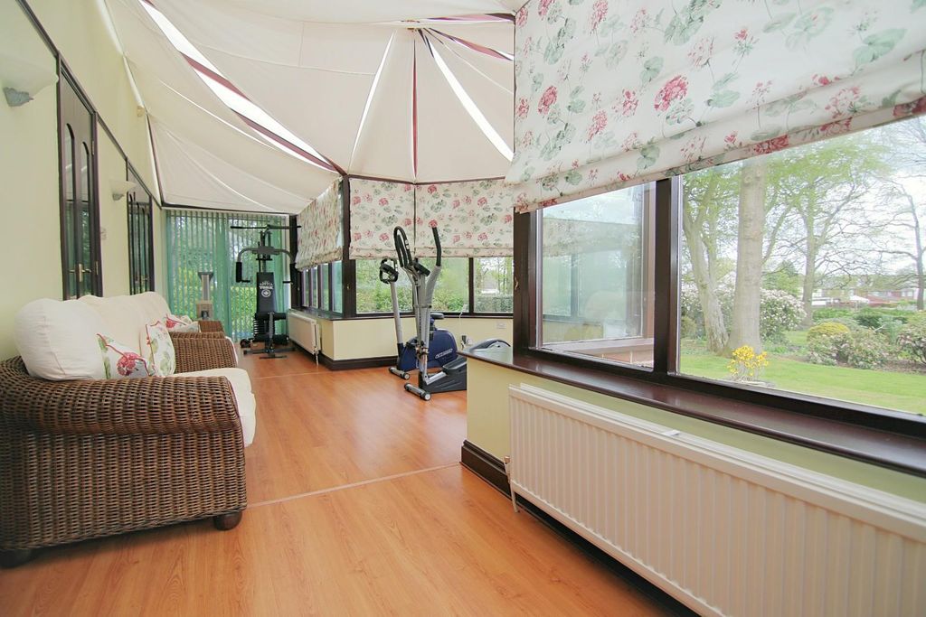 Property photo 3 of 29 Conservatory