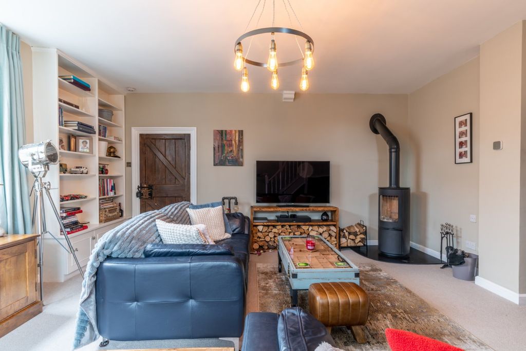 Property photo 2 of 18 Sitting Room