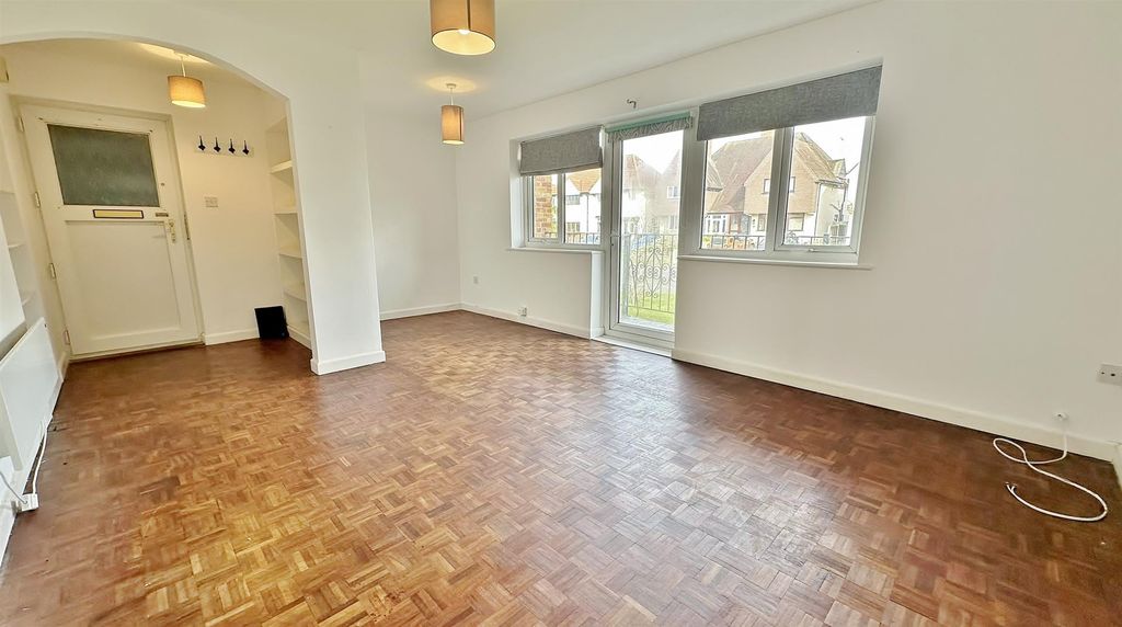 Property photo 3 of 14 Lounge