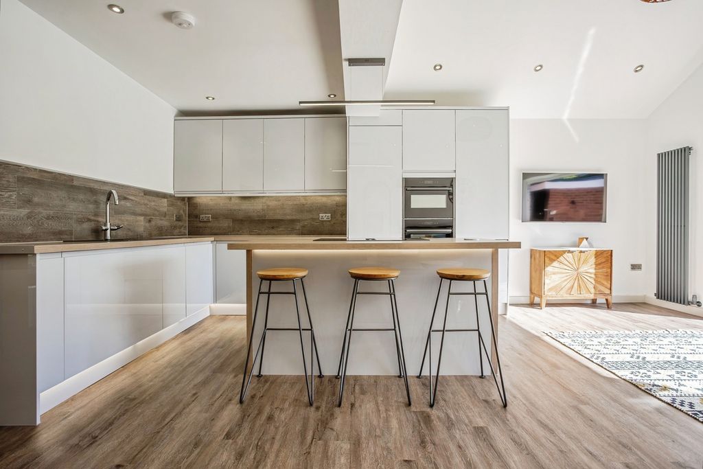 Property photo 2 of 25 Pbox-Img.Jpg
