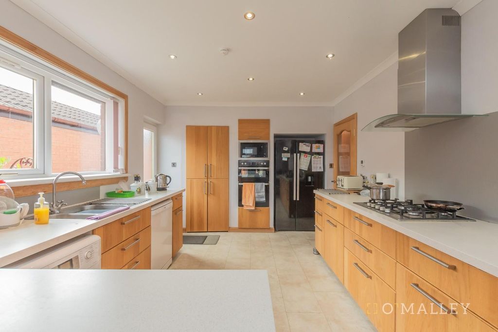Property photo 3 of 9 Kitchen
