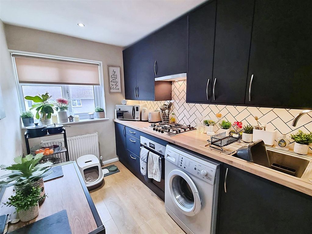 Property photo 3 of 10 Fitted Kitchen