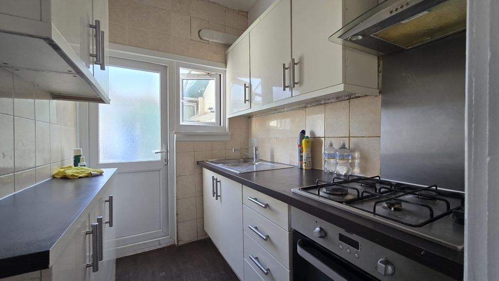 Property photo 1 of 7 Four Bedroom Mid Terraced House