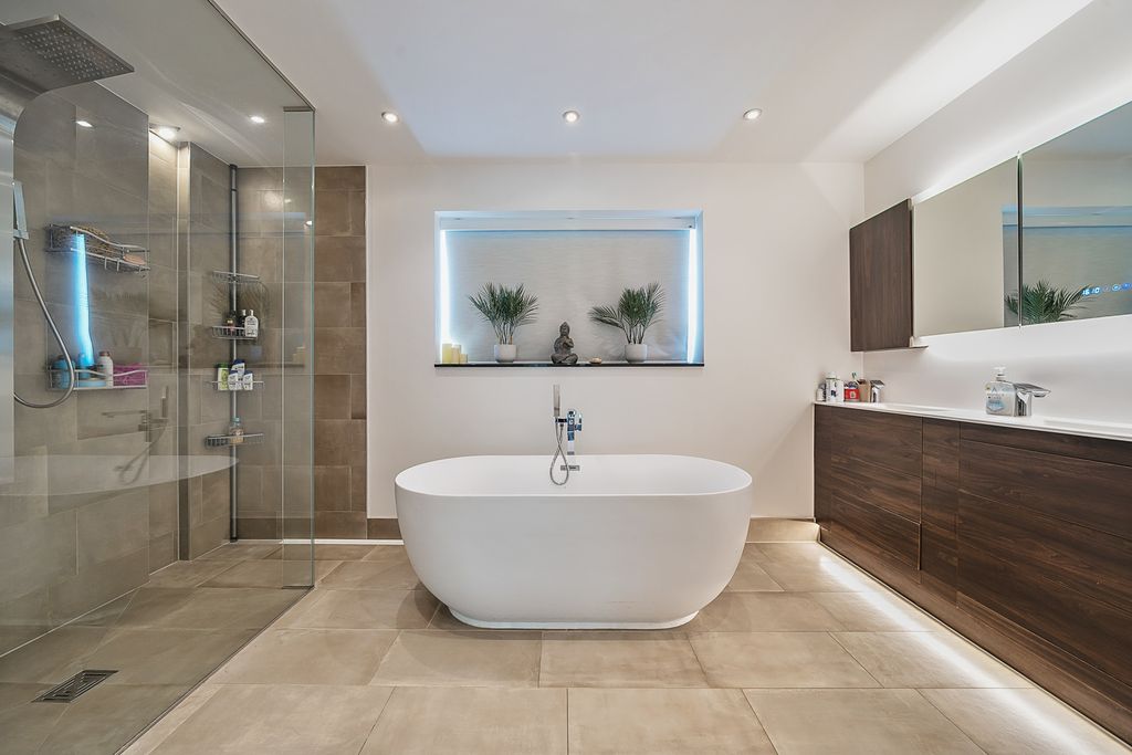 Property photo 2 of 33 Picture No. 49