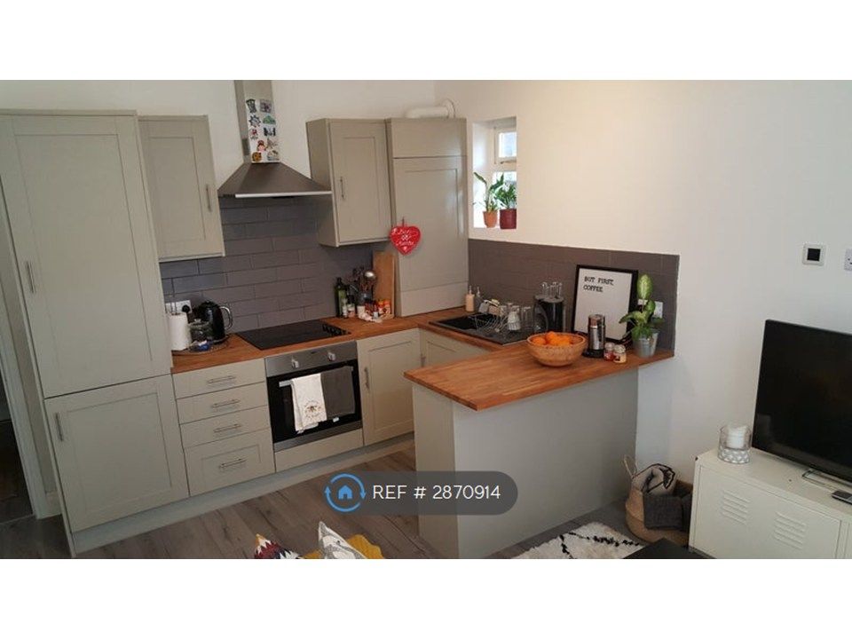 Property photo 2 of 7 Stylish Open-Plan Kitchen W. Breakfast Bar