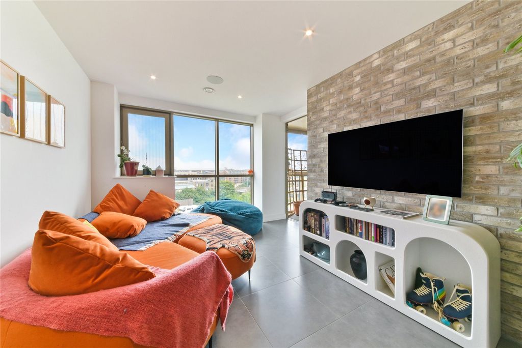 Property photo 1 of 16 Living Room/Kitchen