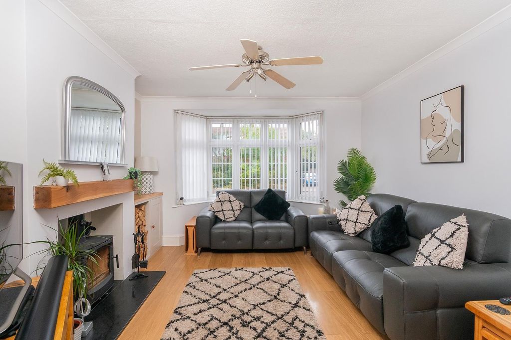 Property photo 3 of 46 0A2Aee - Living Room E.Jpg