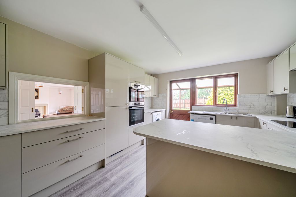 Property photo 3 of 19 Kitchen