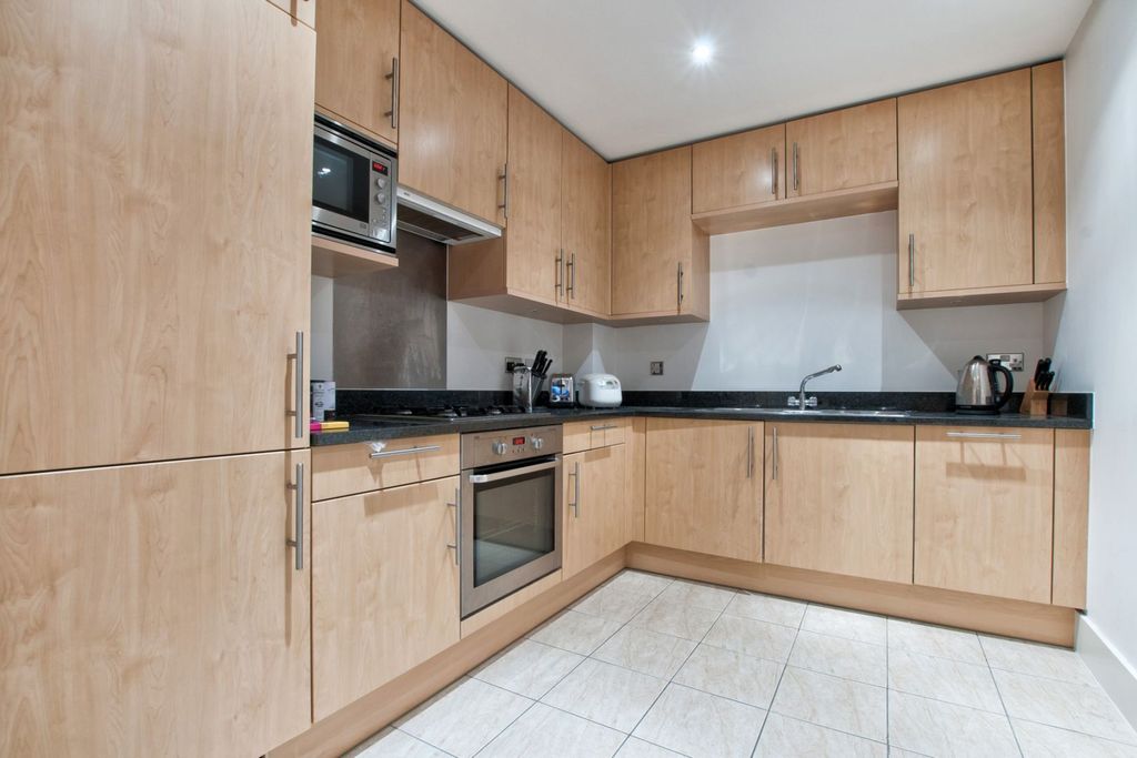 Property photo 3 of 11 Kitchen
