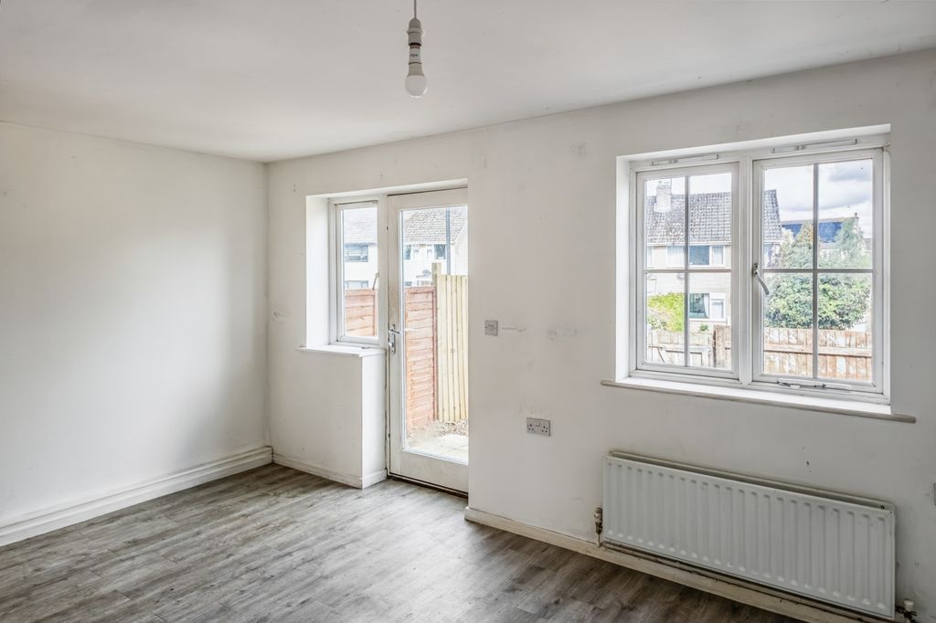 Property photo 3 of 22 4A Alexander Road, Malmesbury, Wiltshire, Sn16 0Dw