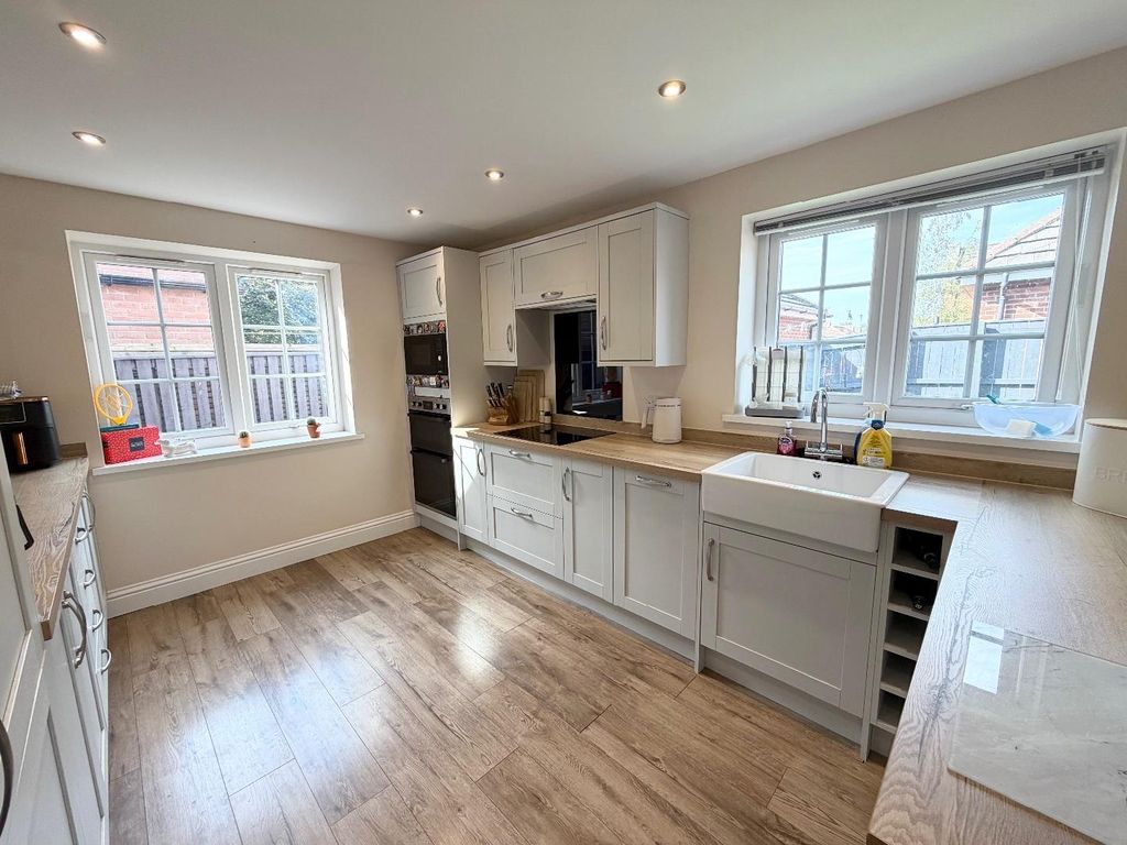 Property photo 3 of 17 Kitchen