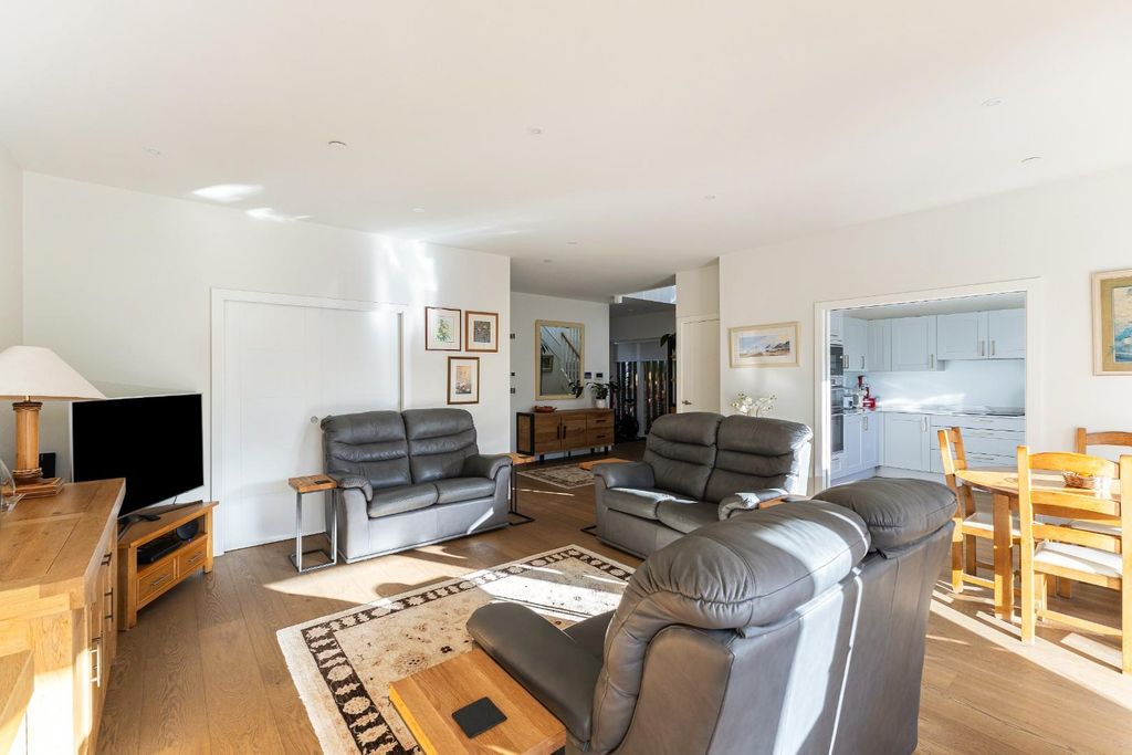 Property photo 2 of 21 100893_6 Howarth Park (4).Jpg