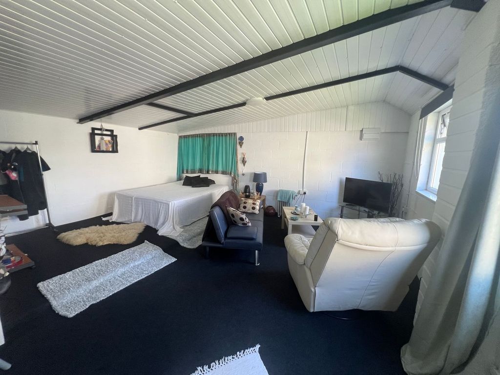 Property photo 3 of 32