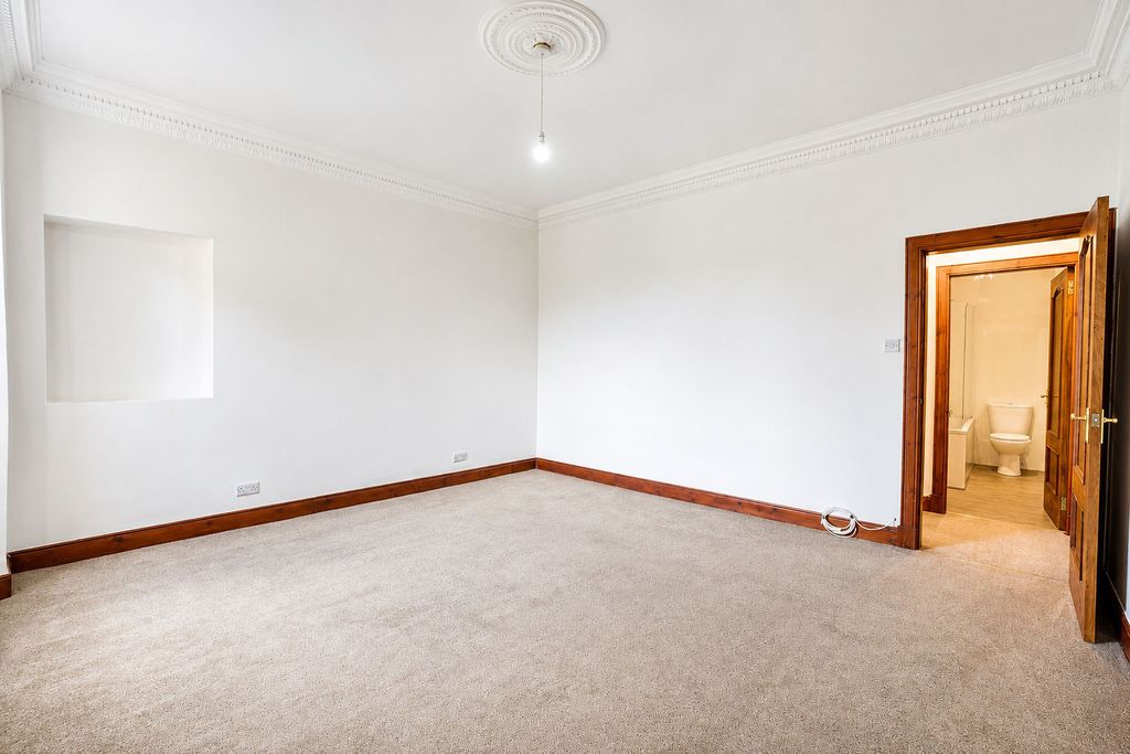 Property photo 3 of 13 Lounge