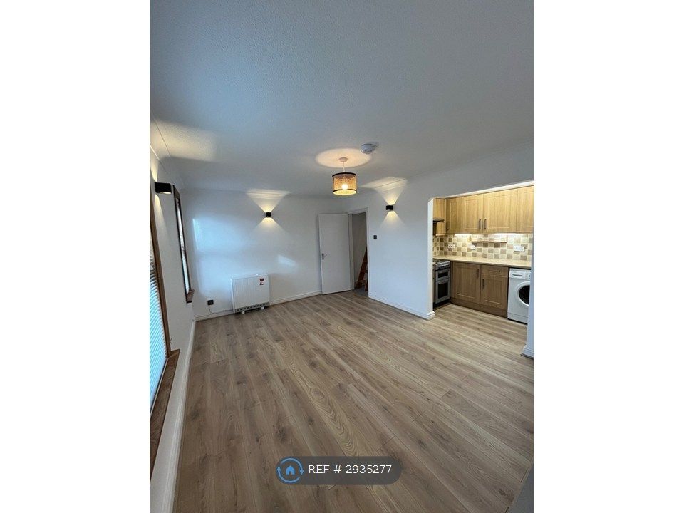 Property photo 2 of 16 Lounge