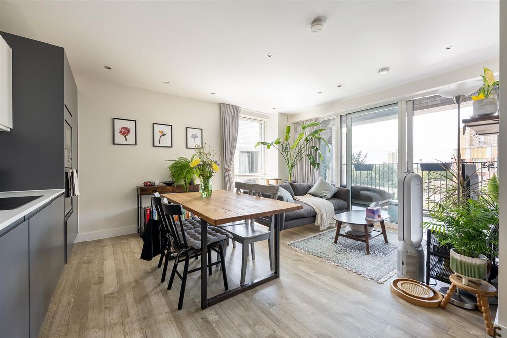 Property photo 2 of 23 Rookwood Way E3