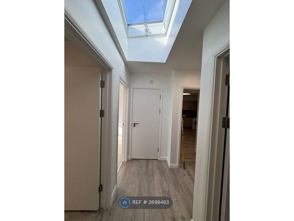 Property photo 2 of 14 Hallway