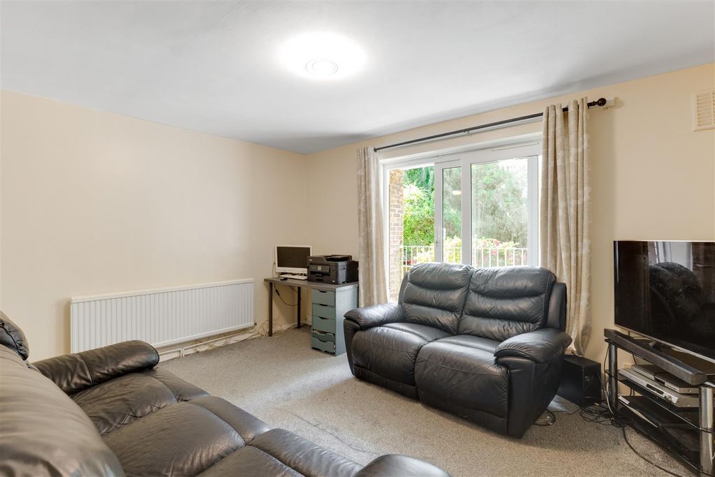 Property photo 2 of 12 10-F8d184569-Propworld-Jj-Wells Park Court-14.Jpg