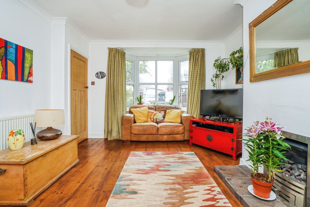 Property photo 2 of 15 Lounge