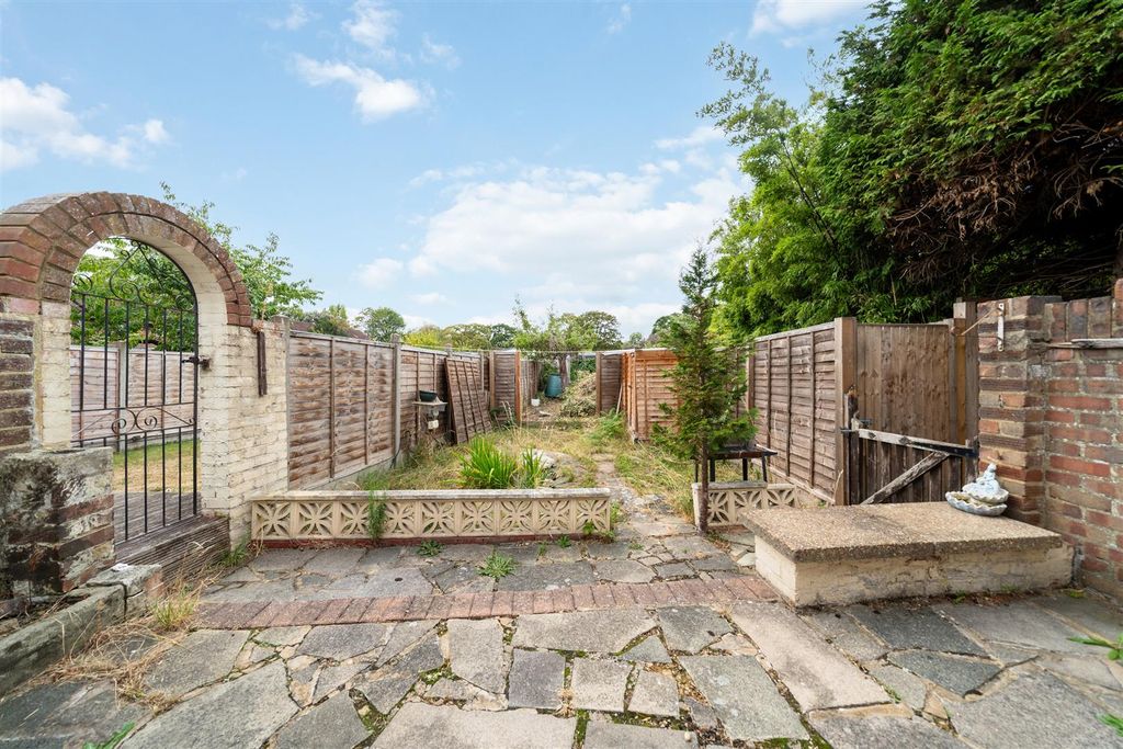 Property photo 3 of 11 Garden