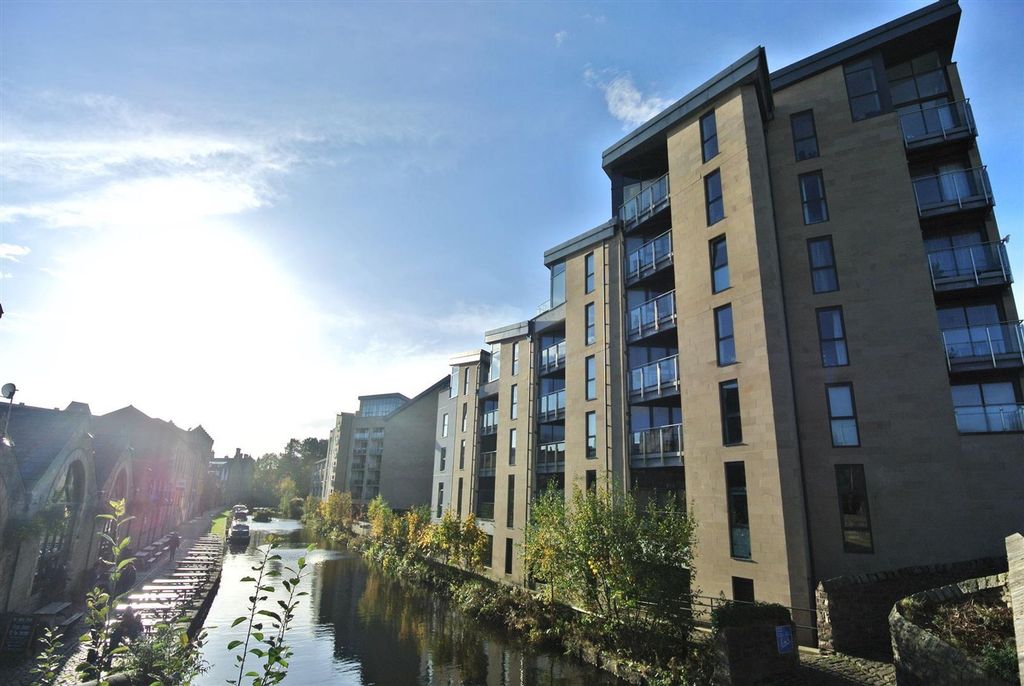 Property photo 1 of 8 Welcome To Court View House