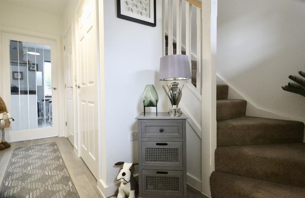 Property photo 3 of 30 Entrance Hall