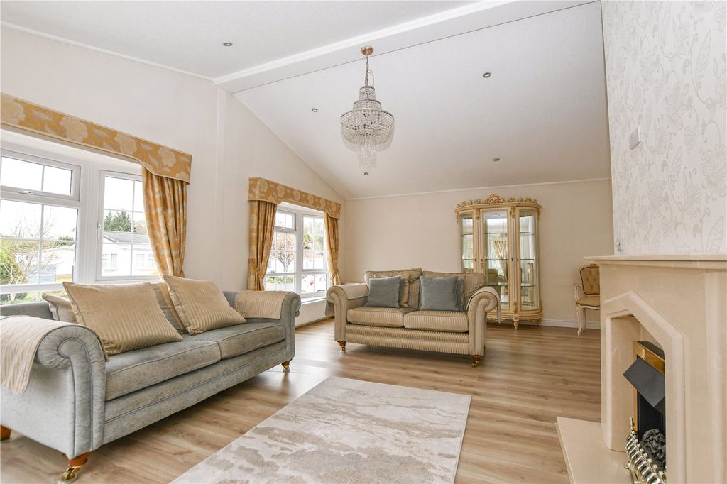 Additional image 8 of 2 bed property for salePinewood Caravan Park, Wokingham, Berkshire RG40