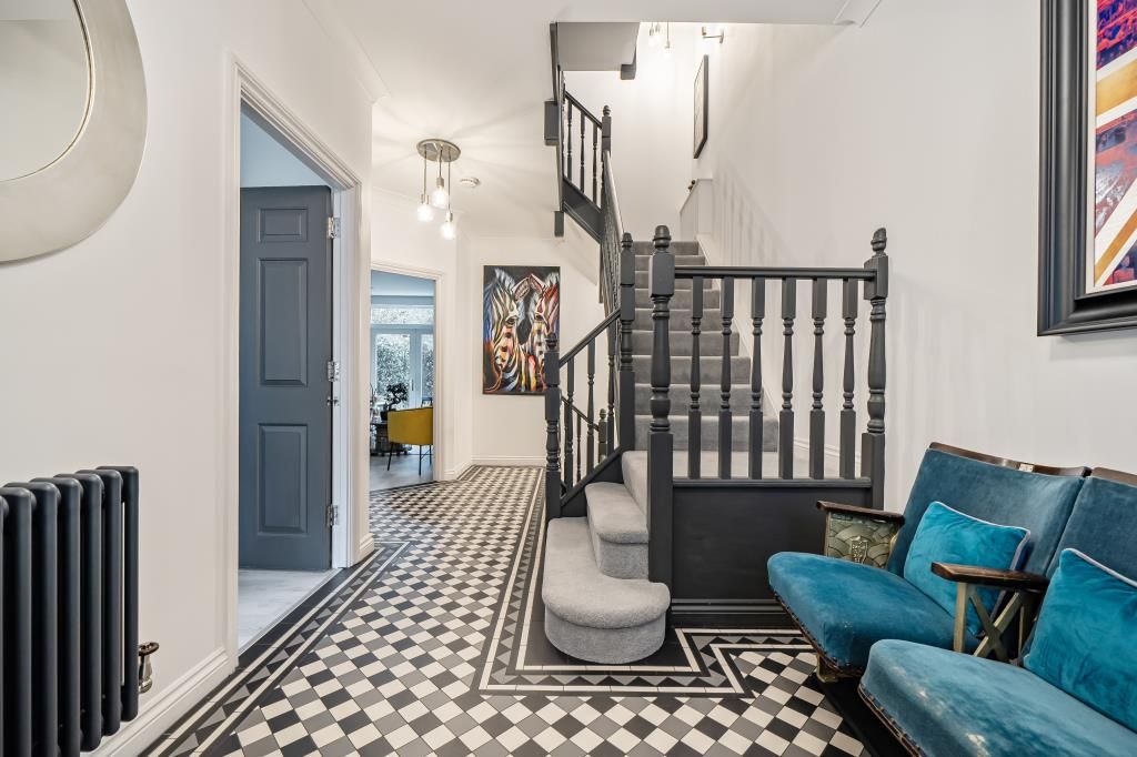 Property photo 2 of 25 Entrance Hallway