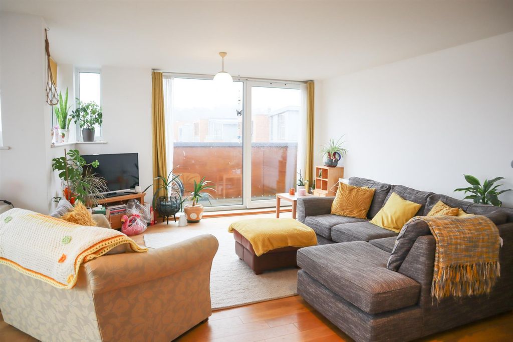 Property photo 3 of 15 Sitting Room