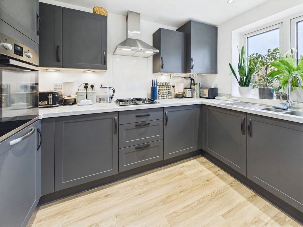 Property photo 3 of 11 Kitchen