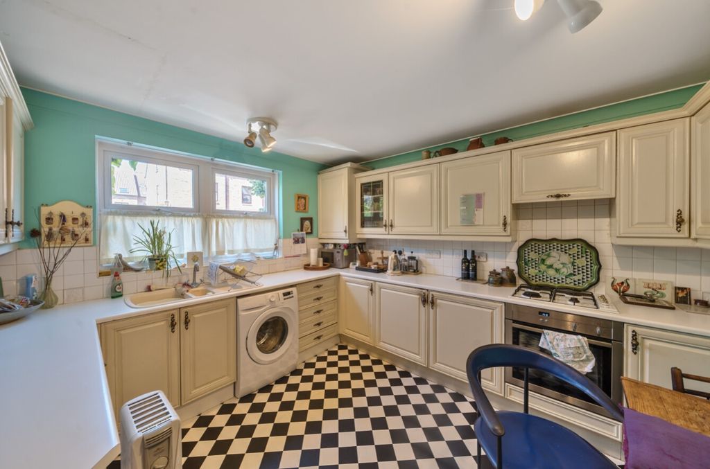 Property photo 2 of 20 18-6821E175B85E9-1290419-Arw-18-1