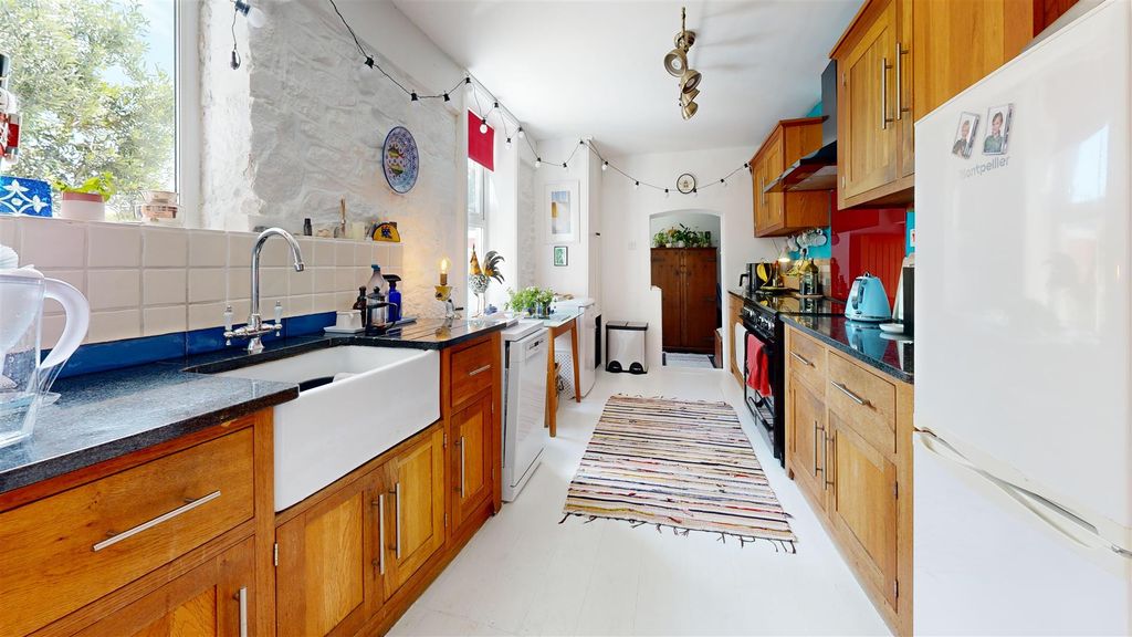 Property photo 3 of 25 -Wakeham-Kitchen.Jpg