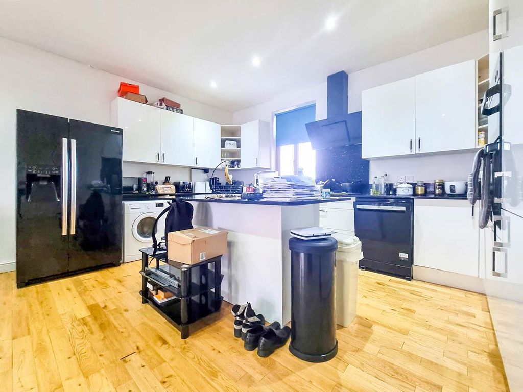 Property photo 2 of 7 Kitchen