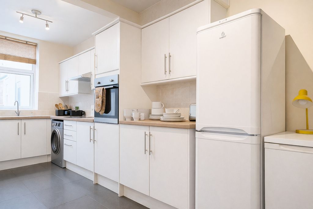 Property photo 2 of 7 Bright Modern Kitchen With Integrated Appliances...