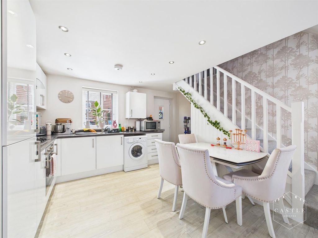 Property photo 3 of 17 Dining Kitchen