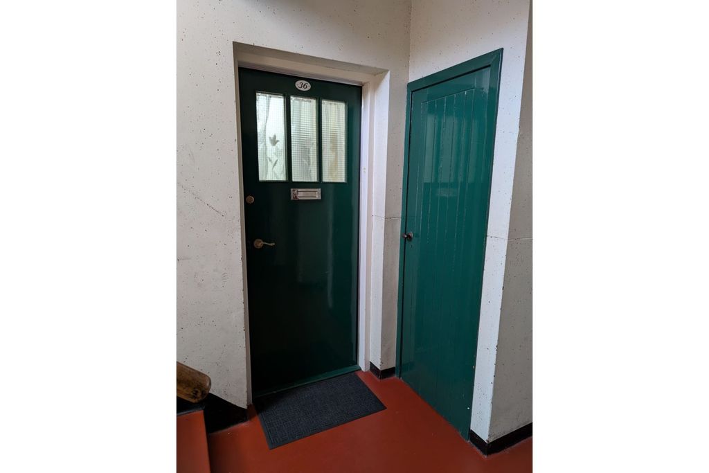 Property photo 2 of 17 Communal Entrance