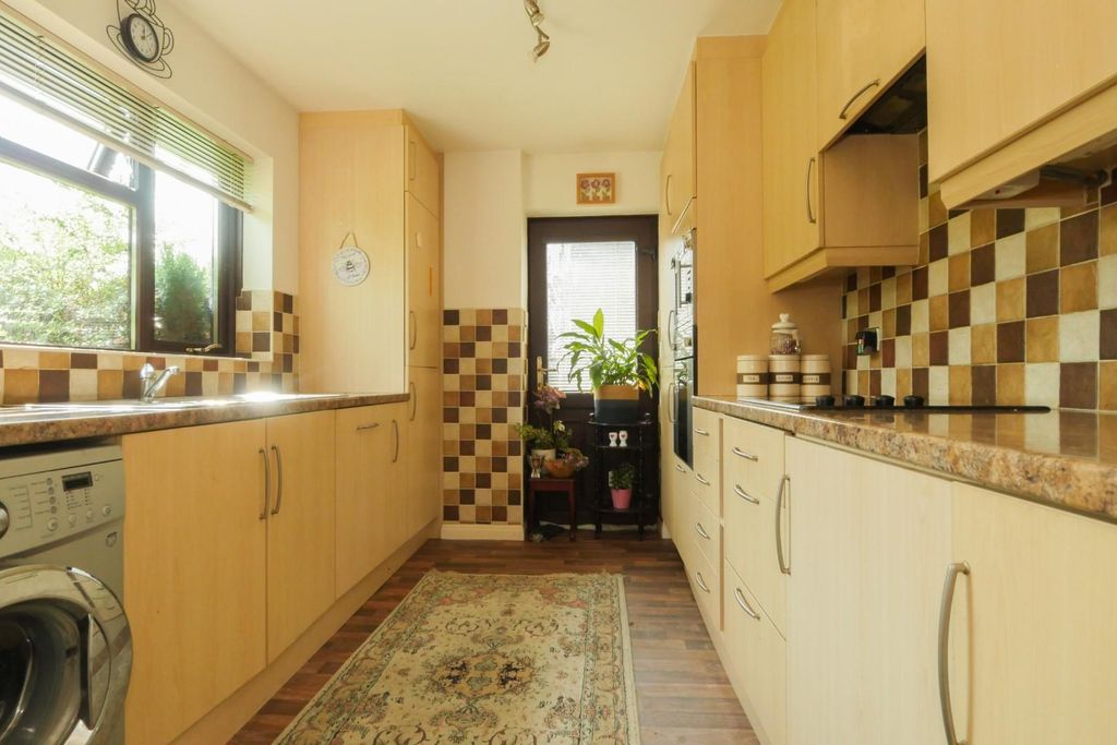Property photo 3 of 28 Kitchen
