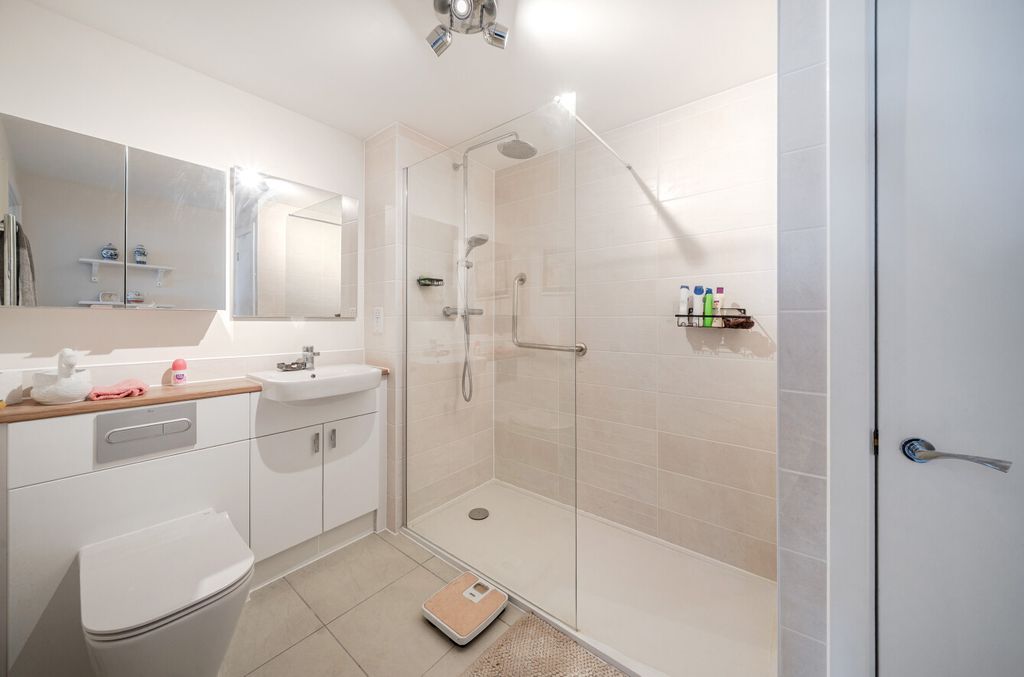 Additional image 6 of 2 bed flat for saleRoslin Place, Station Road, Hook RG27
