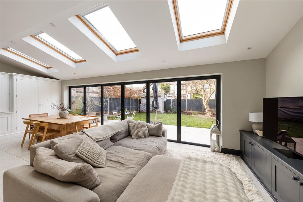 Property photo 3 of 46 Oak Hill Crescent, Ig8