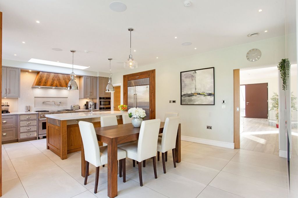 Property photo 3 of 16 Dining Area