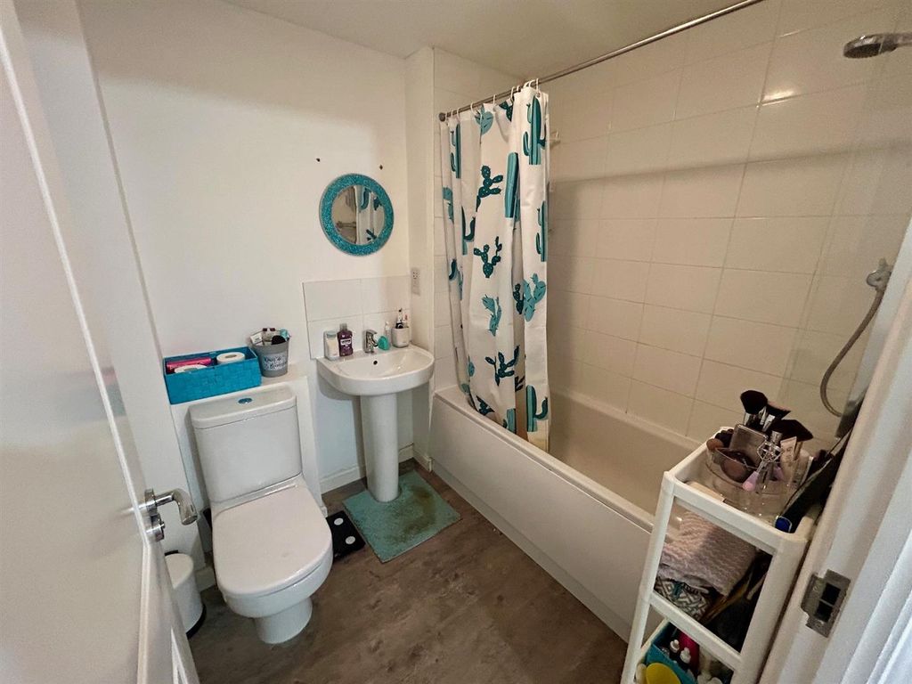 Property photo 2 of 10 Bathroom.Jpg