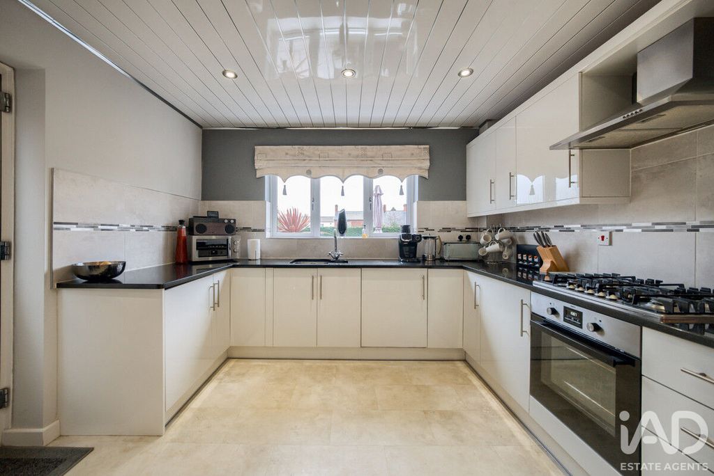 Property photo 2 of 24