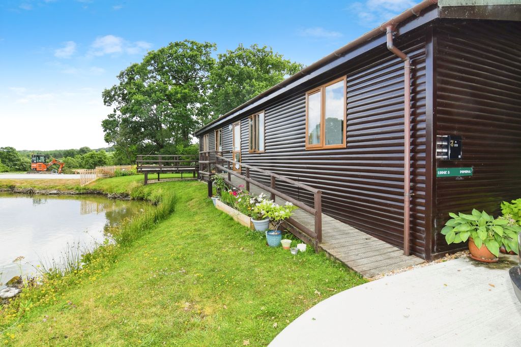 Property photo 3 of 19 Lodge 1